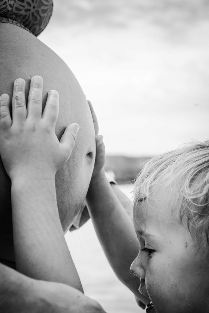 schwangerschaft liebe kleines glück kinder strand donau bauch babybauch